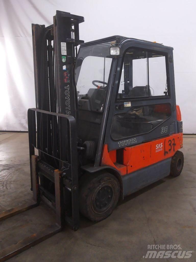 Toyota 7FBMF30 Elmotviktstruckar