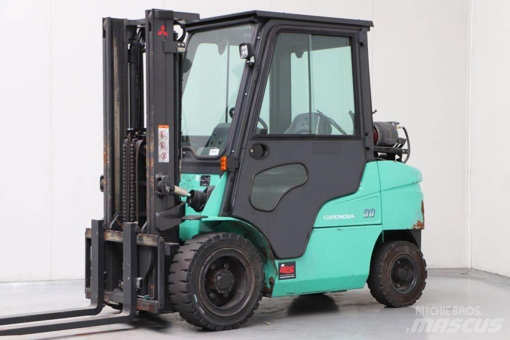 Mitsubishi FG30NT Gasolmotviktstruckar