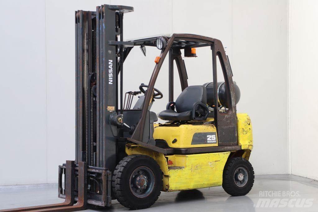Nissan UD02A25PQ Gasolmotviktstruckar