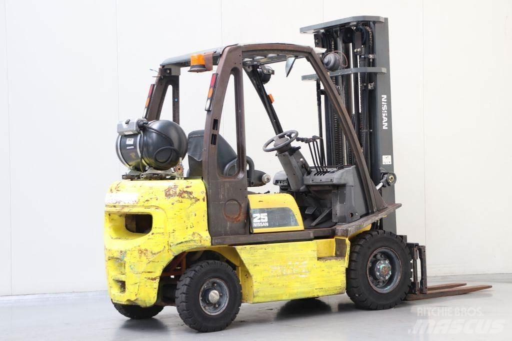 Nissan UD02A25PQ Gasolmotviktstruckar