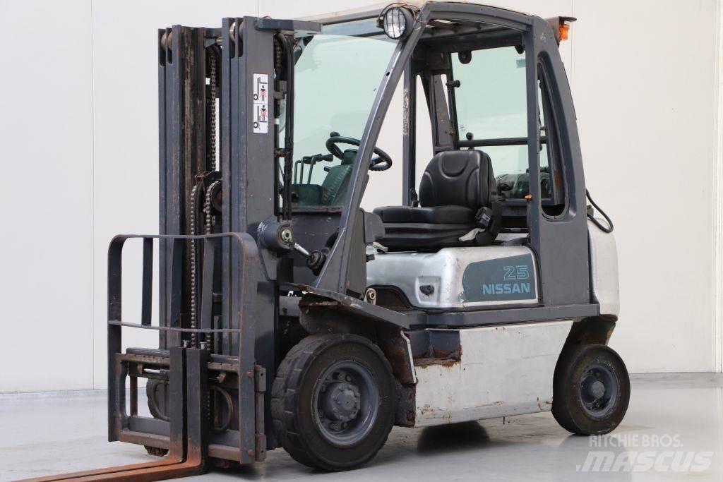 Nissan UD02A25PQ Gasolmotviktstruckar