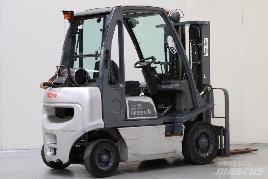 Nissan UD02A25PQ Gasolmotviktstruckar