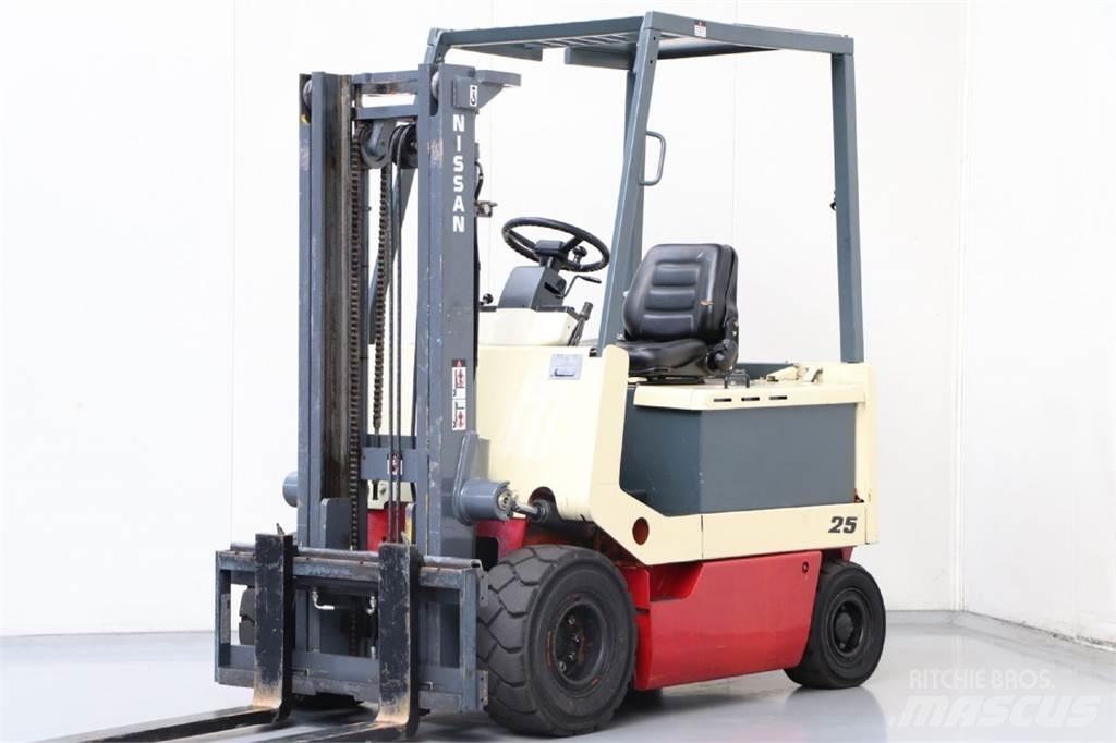 Nissan UM02L25U Elmotviktstruckar