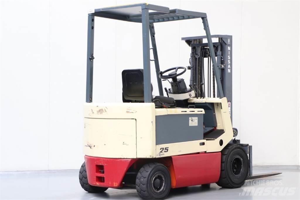 Nissan UM02L25U Elmotviktstruckar