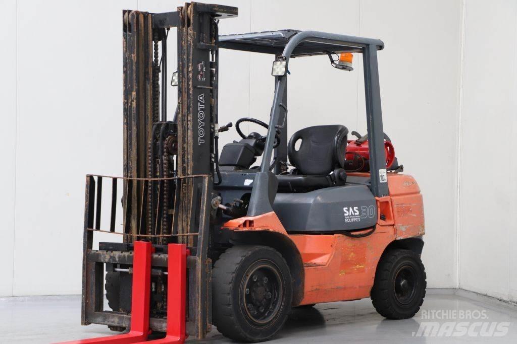 Toyota 02-7FGF30 Gasolmotviktstruckar
