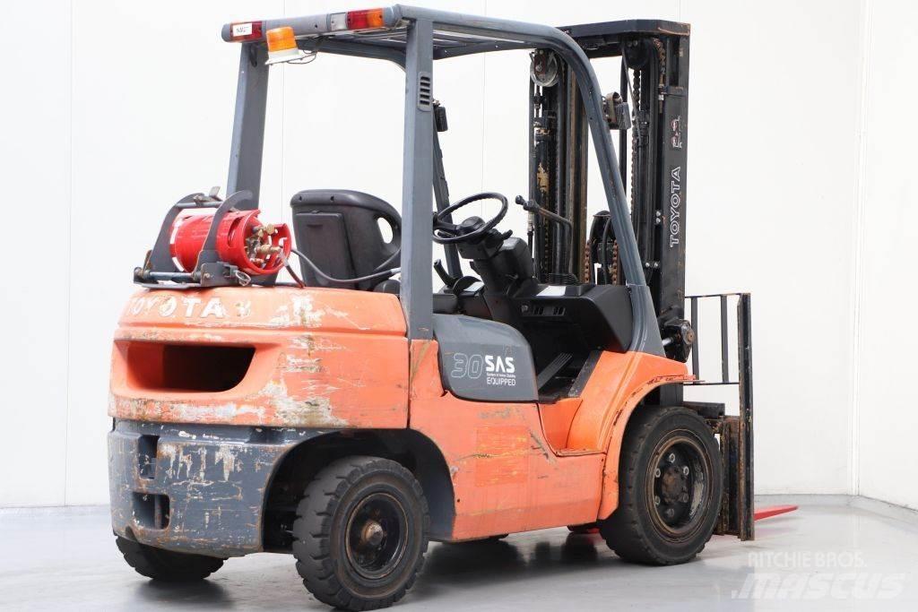 Toyota 02-7FGF30 Gasolmotviktstruckar