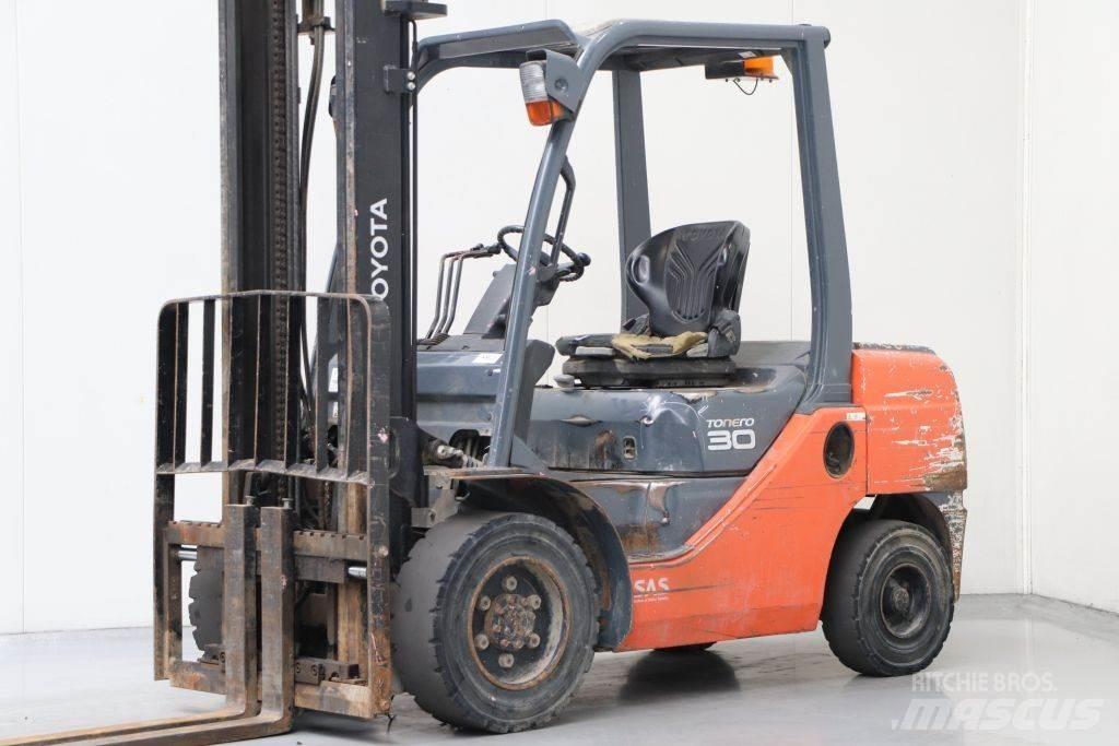 Toyota 02-8FDF30 Dieselmotviktstruckar