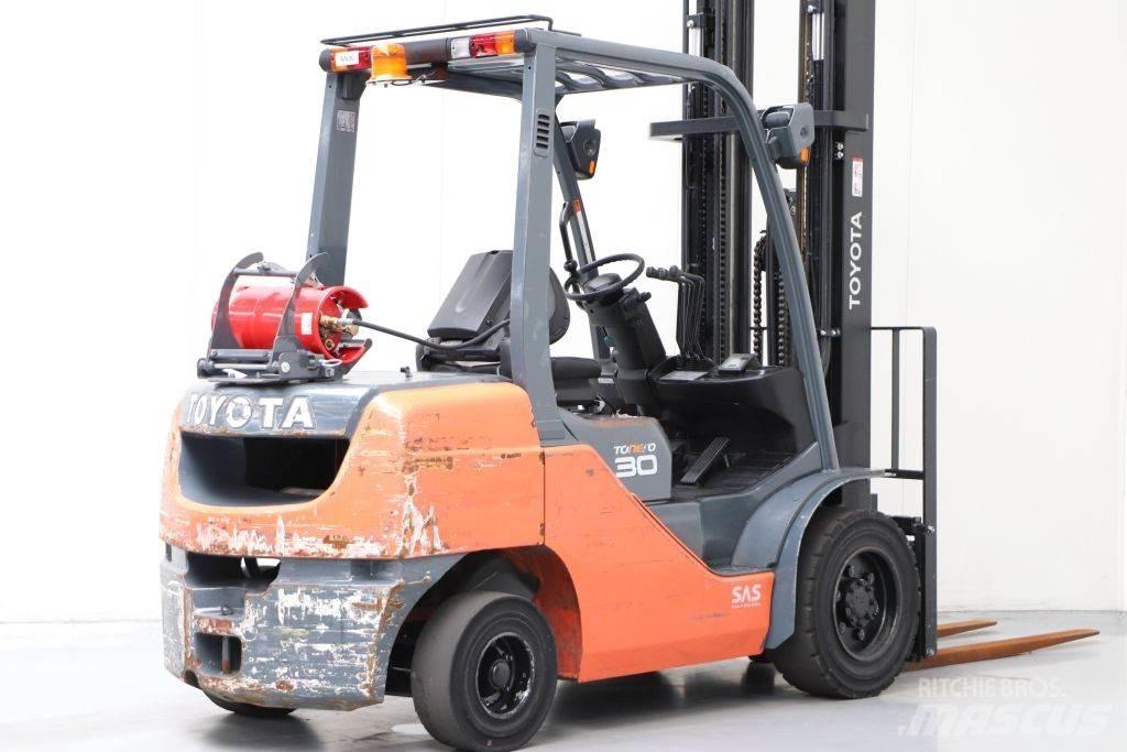 Toyota 02-8FGF30 Gasolmotviktstruckar
