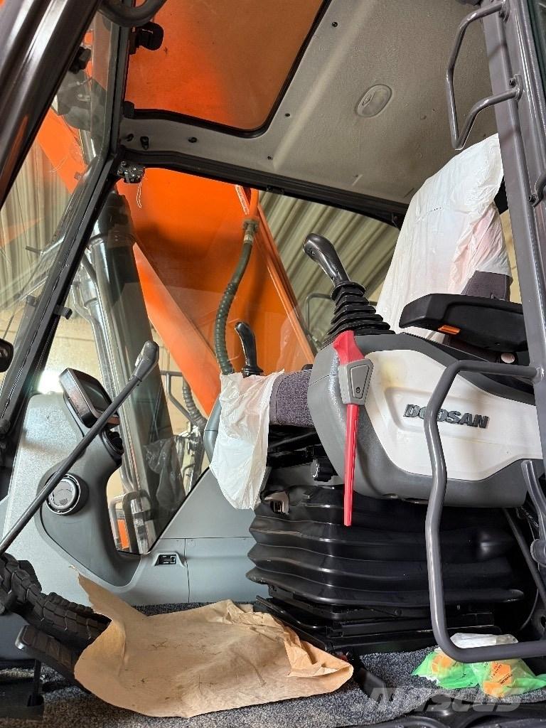  Dossan DX225Lc-5 Bandgrävare