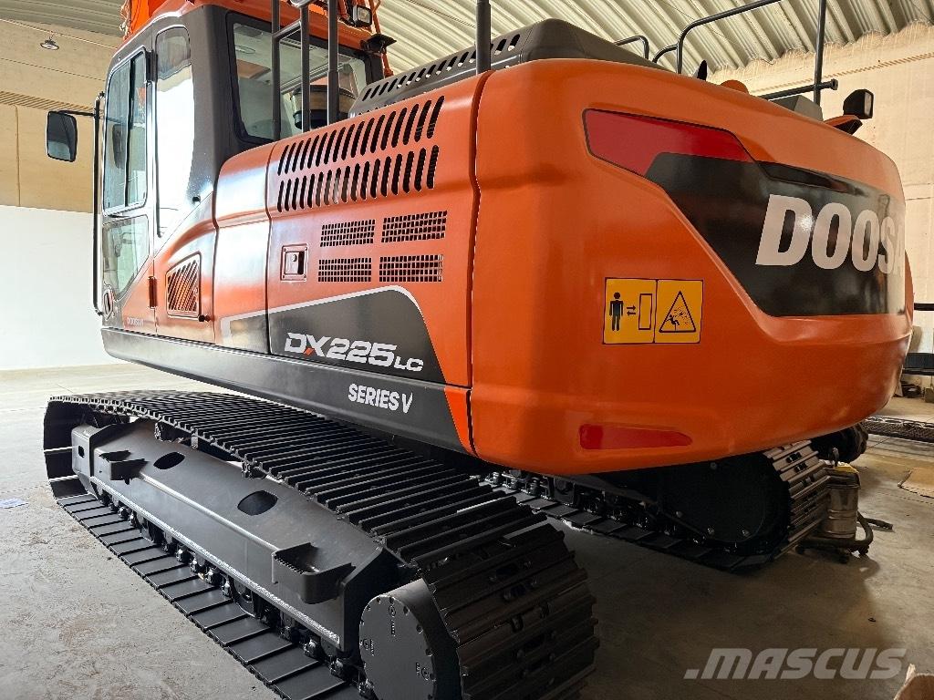  Dossan DX225Lc-5 Bandgrävare