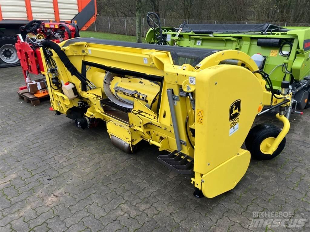 John Deere 8300i Fälthackar