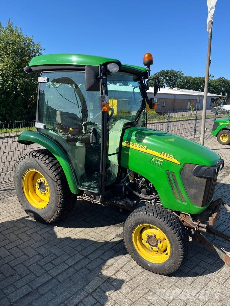 John Deere 3320 Kompakttraktorer