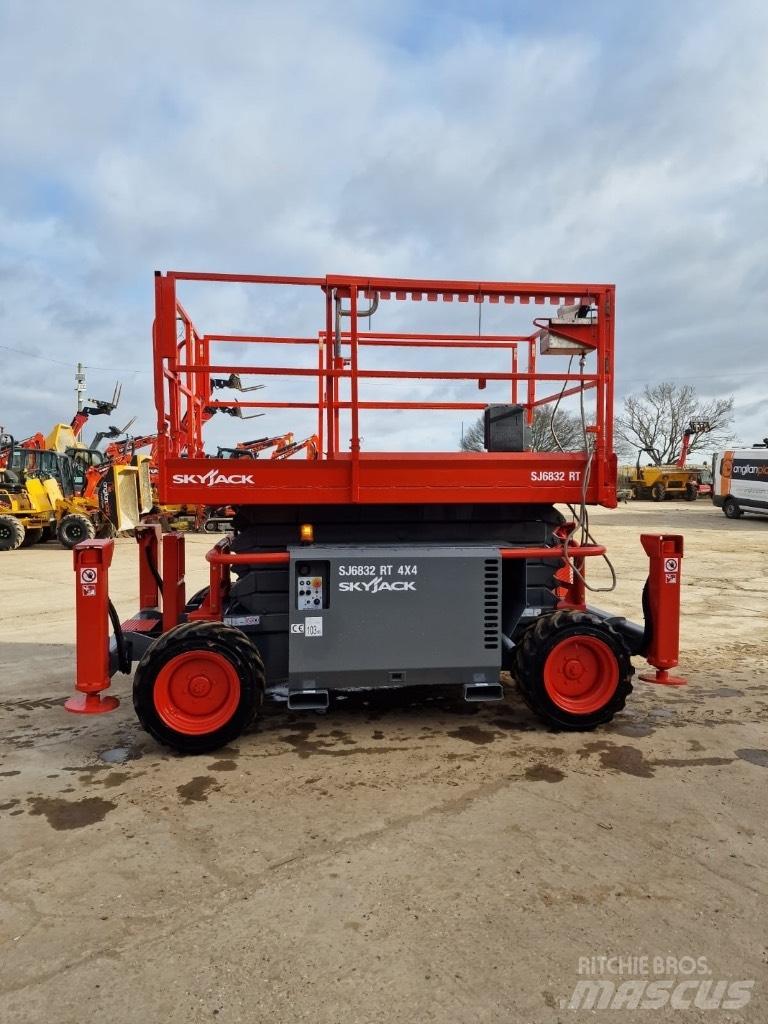 SkyJack SJ 6832 RT Saxliftar