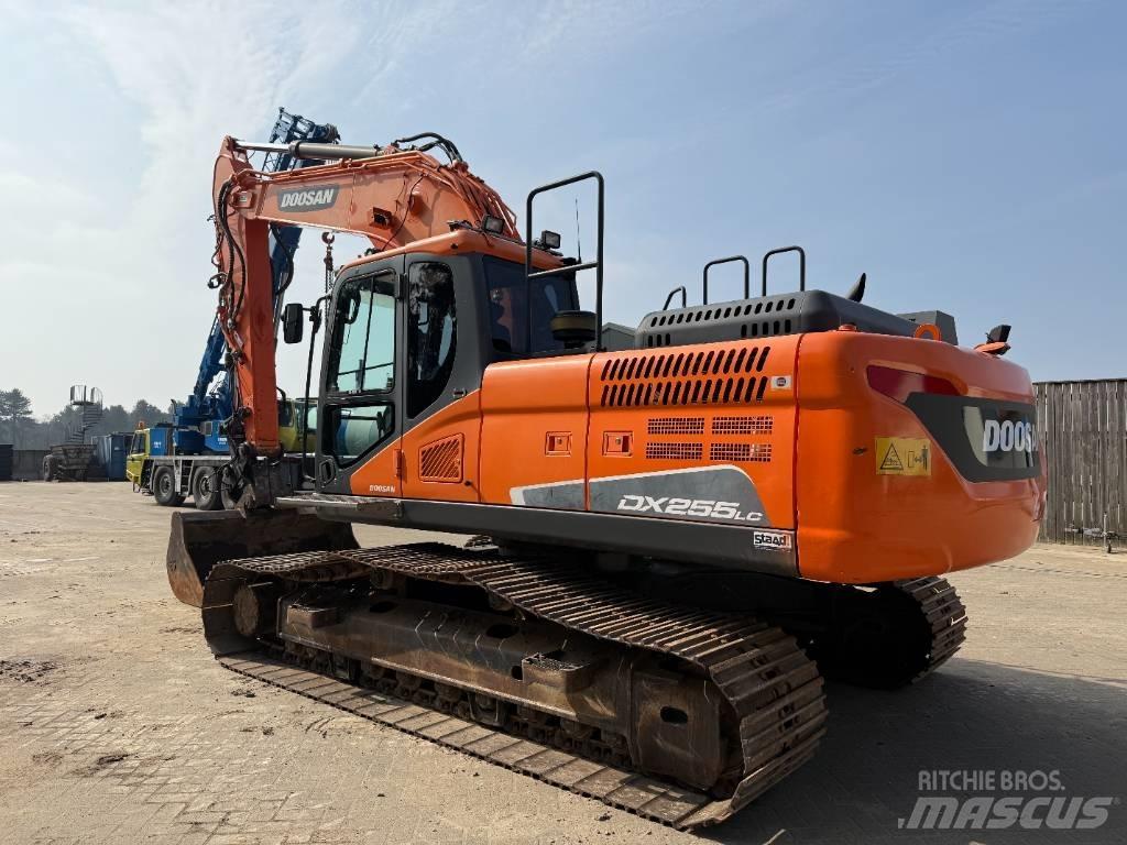 Doosan DX 255 LC-5 Bandgrävare
