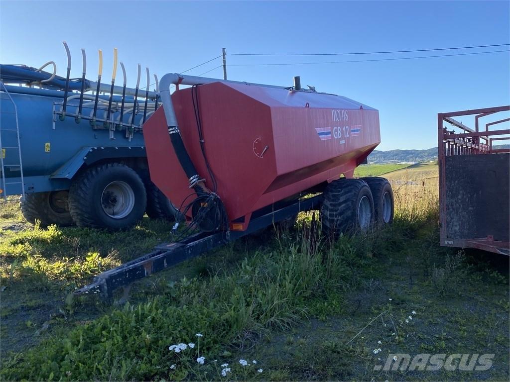 Moi GB 12 tankvogn Fast- och kletgödselspridare