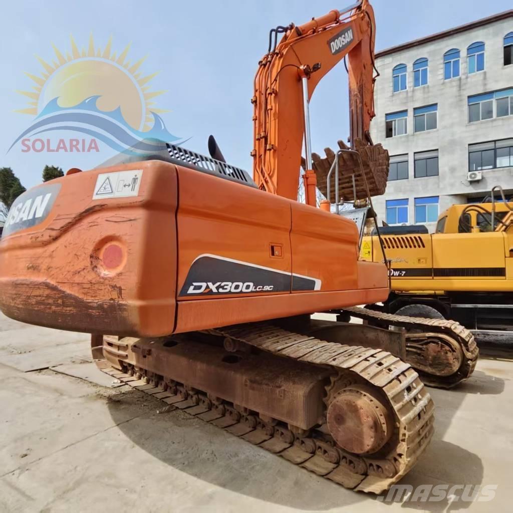 Doosan DX 300 LC Bandgrävare