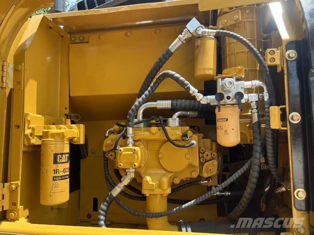 CAT 323 D L Bandgrävare
