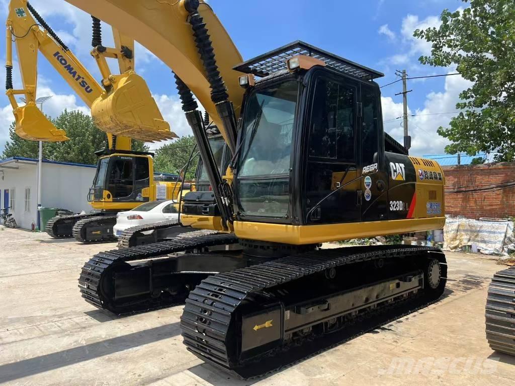 CAT 323 D L Bandgrävare