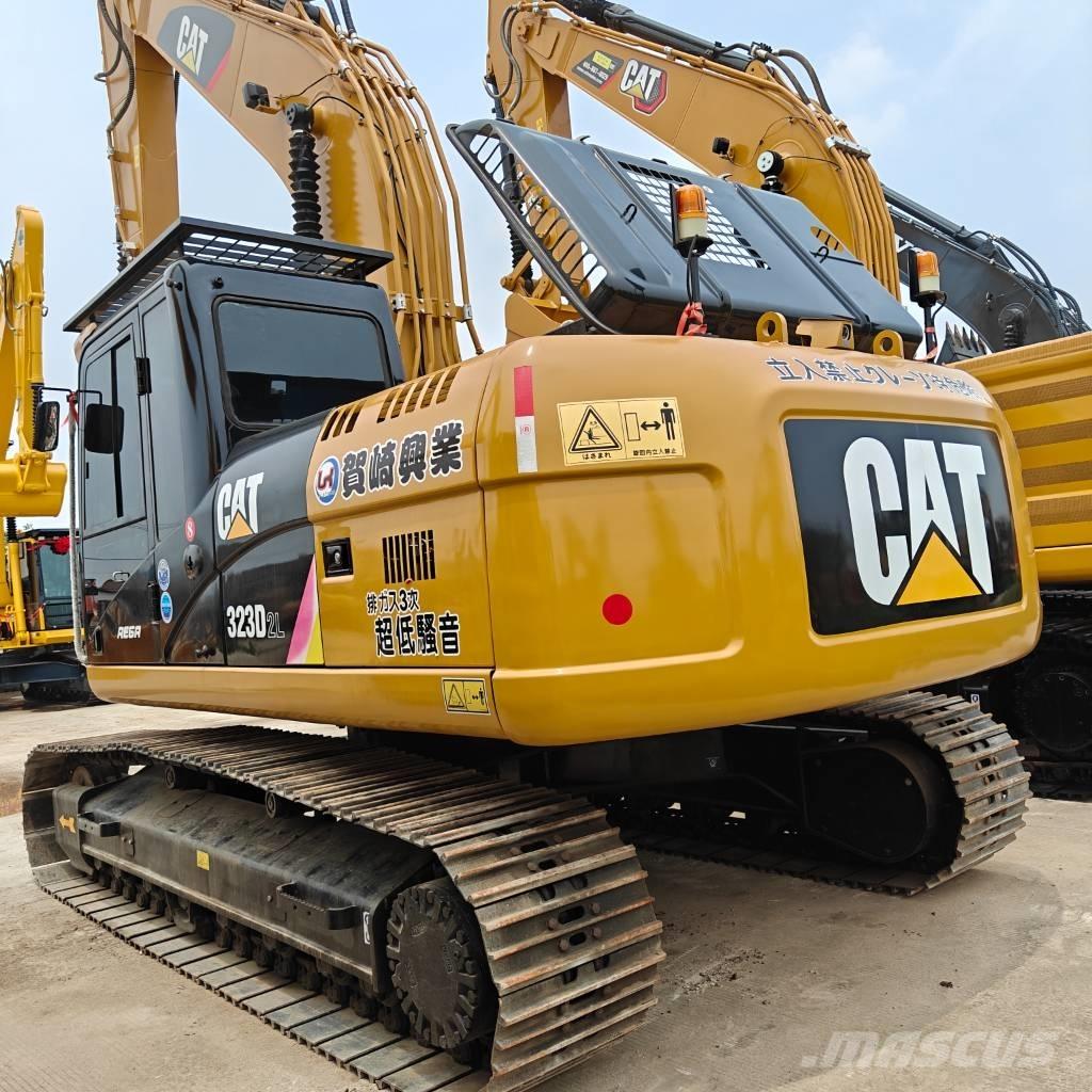 CAT 323 D L Bandgrävare