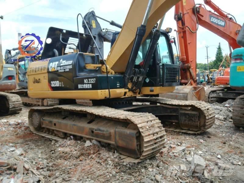 CAT 323 D L Bandgrävare