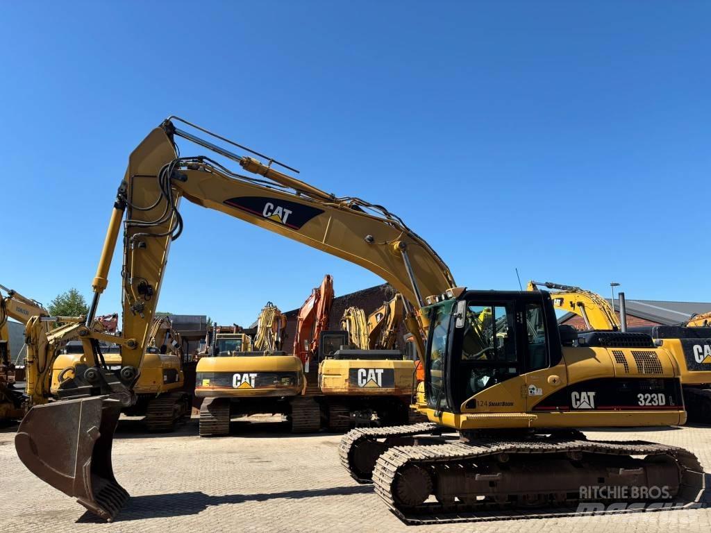 CAT 323 D L Bandgrävare