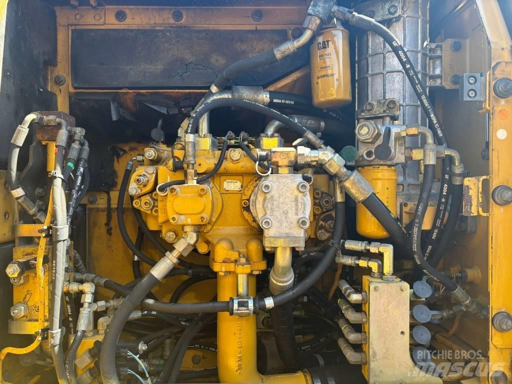 CAT 323 D L Bandgrävare