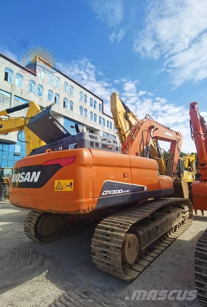 Doosan DX 300 LC Bandgrävare