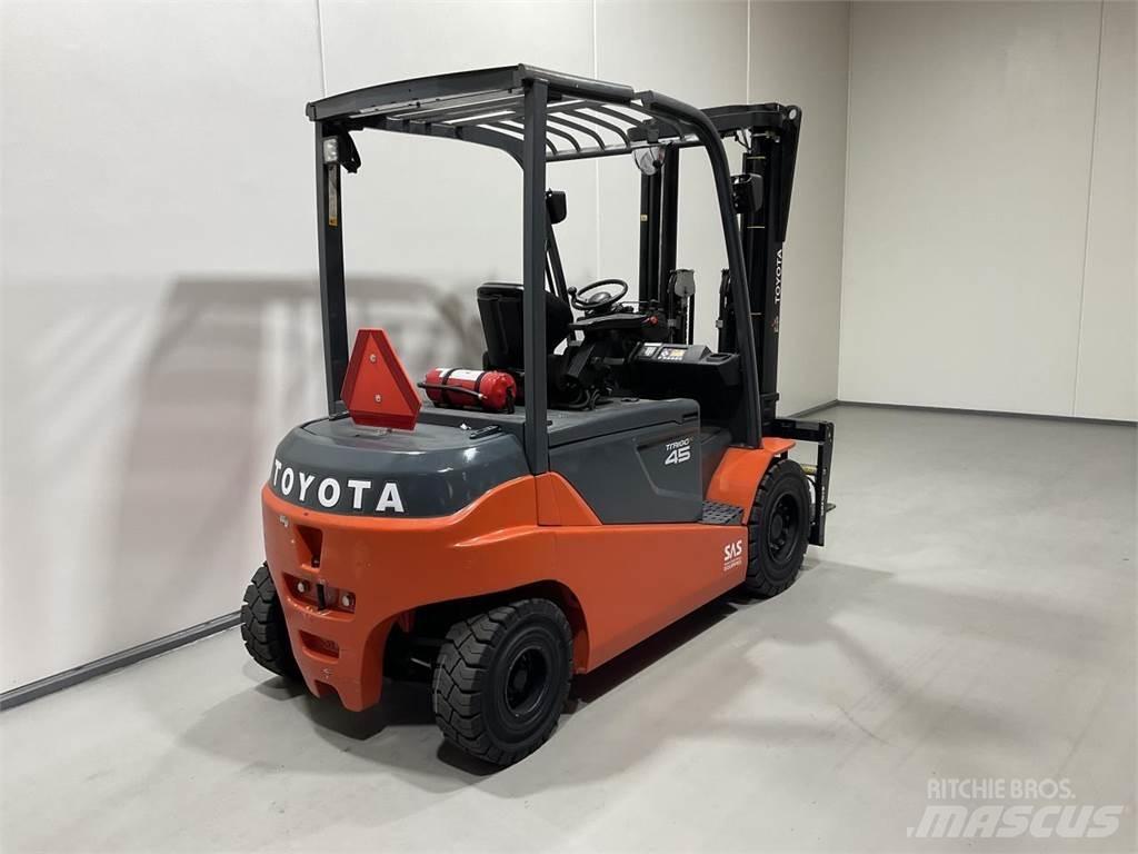 Toyota 8FBMT45 Elmotviktstruckar
