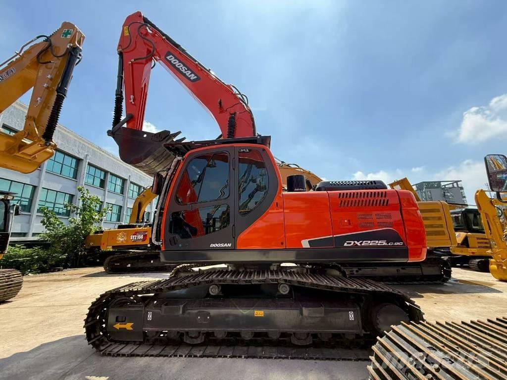 Doosan DX 225 Bandgrävare
