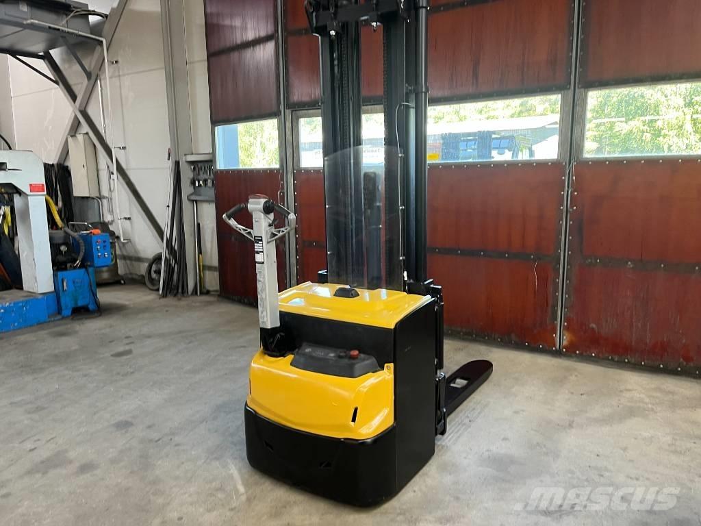 CAT NSP16N2 Manuella pallstaplare