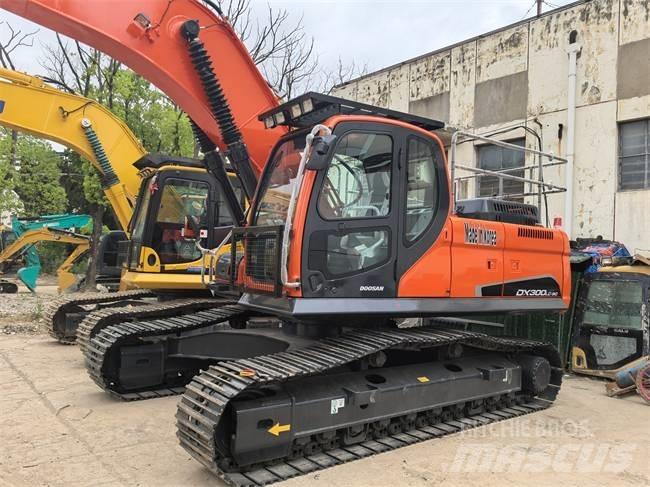 Doosan DX 300 LC Bandgrävare