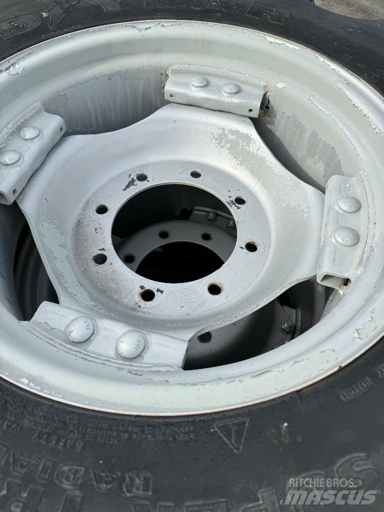 Goodyear 13.6R38 Däck, hjul och fälgar