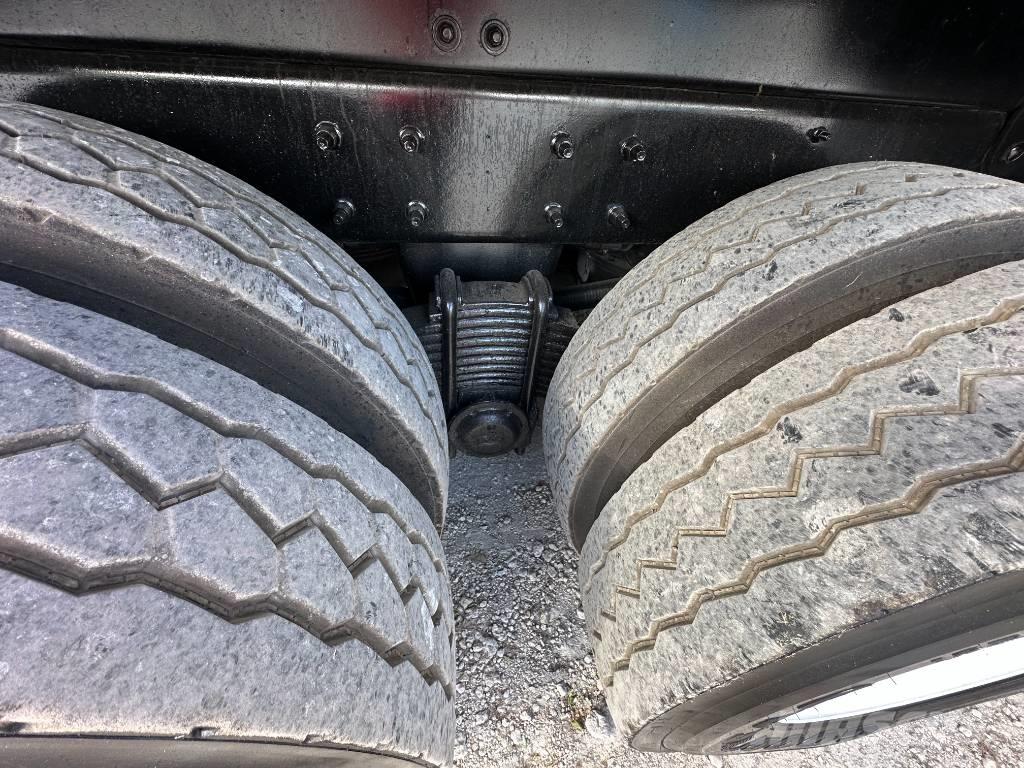 Mack GU713 Slamsugningsbil