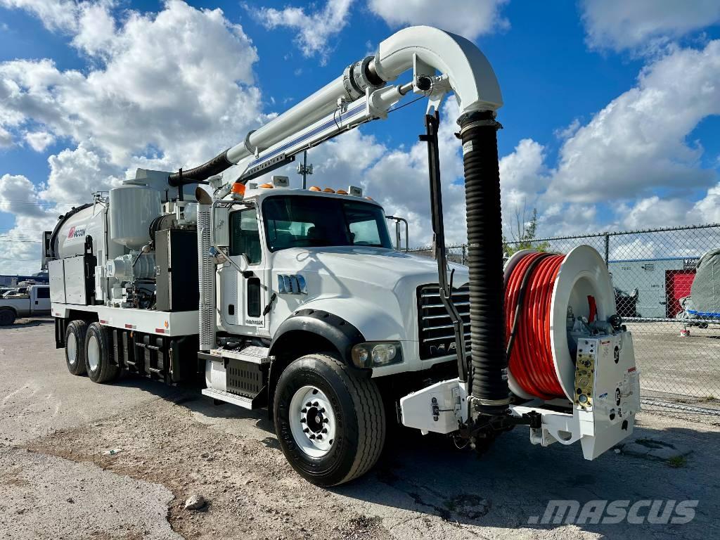 Mack GU713 Slamsugningsbil