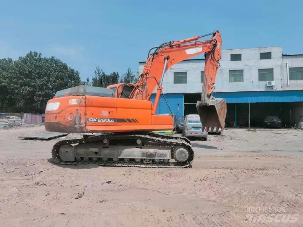 Doosan DX 260 Bandgrävare