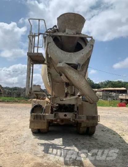 Iveco Trakker 440 Cementbil