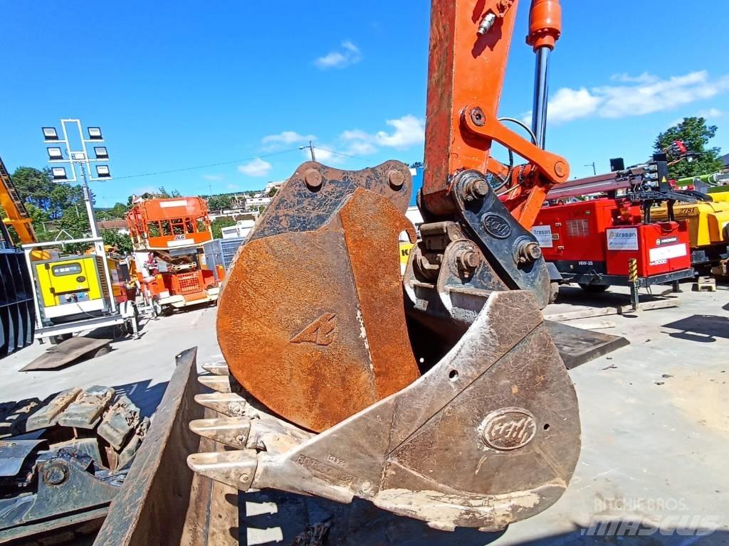 Hitachi ZX 135 US-6 Bandgrävare