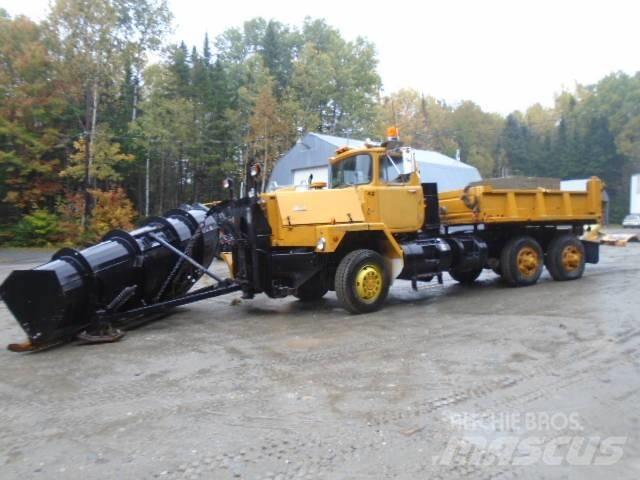 Mack RM 6866 S Snöblad och plogar