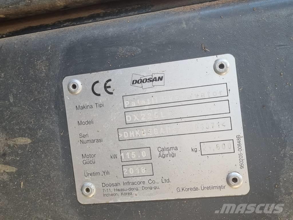 Doosan DX 225 Bandgrävare