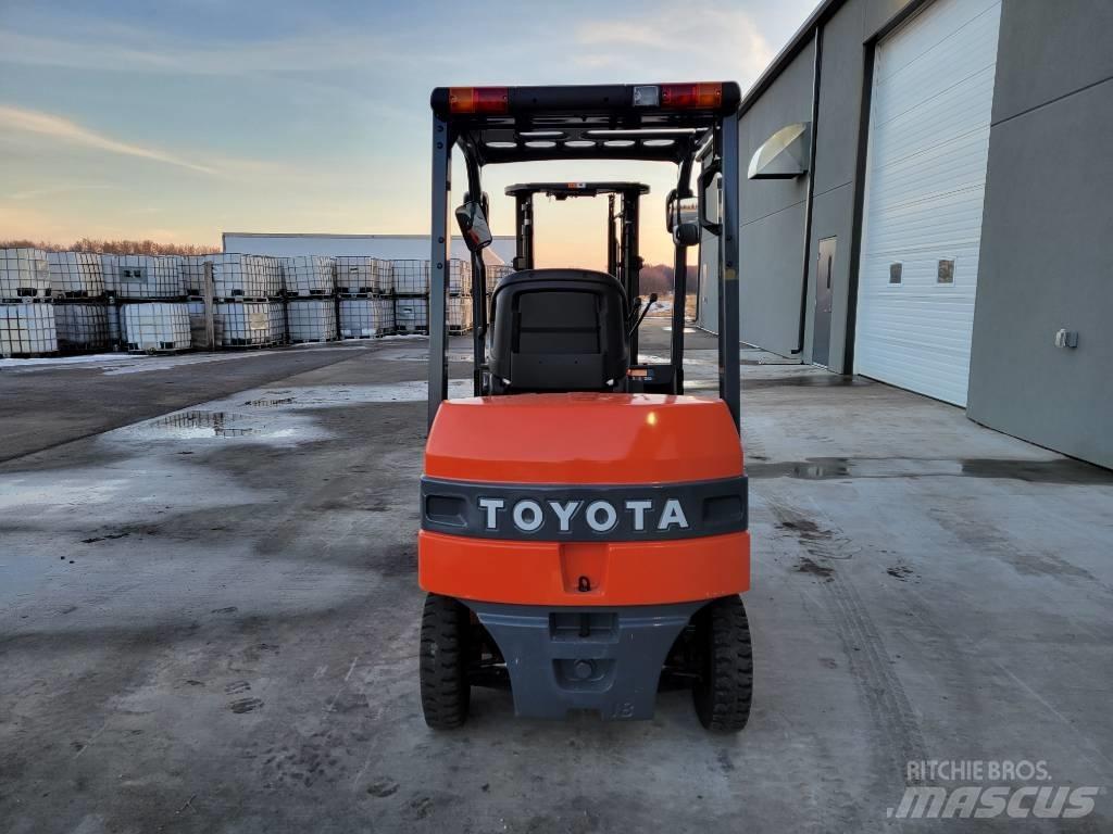 Toyota 8FB25 Elmotviktstruckar