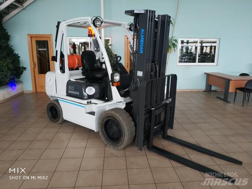 Nissan UGD-30 Gasolmotviktstruckar