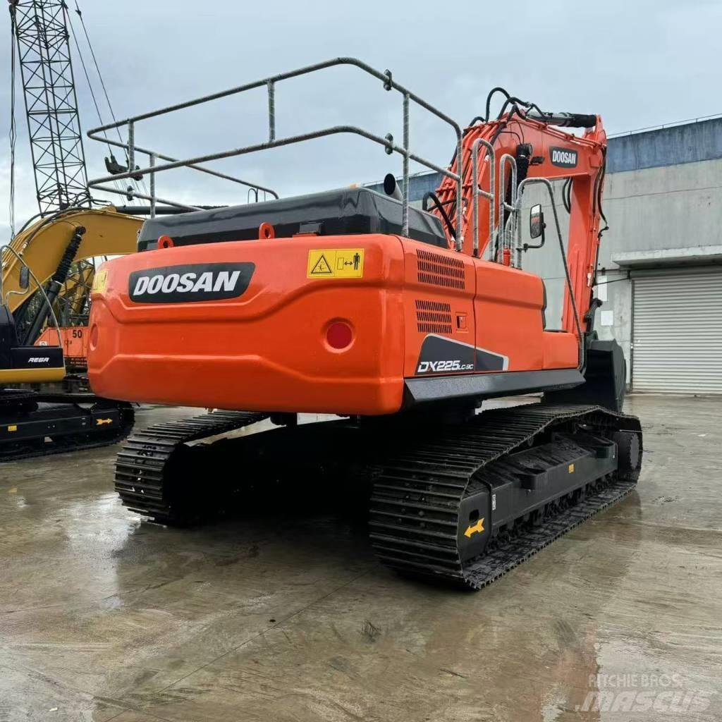Doosan DX 225 LCA Bandgrävare