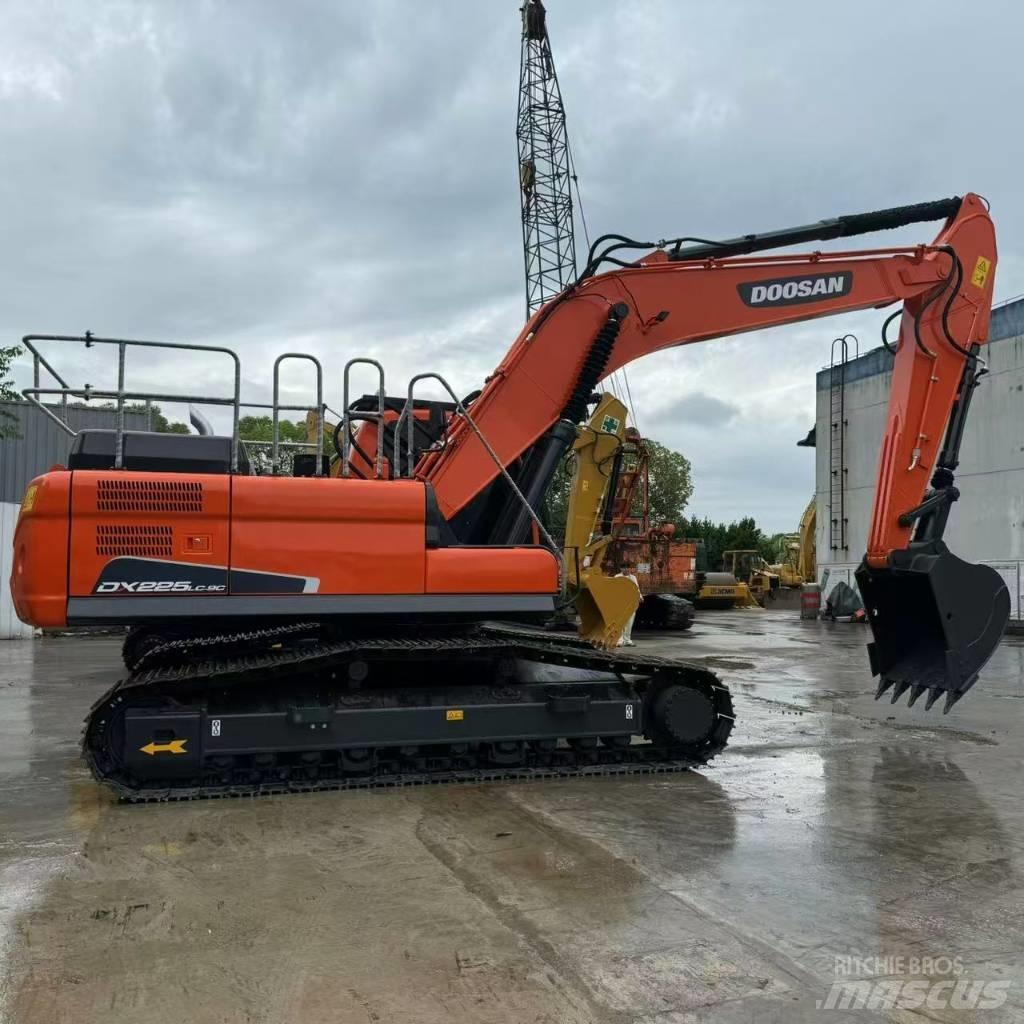 Doosan DX 225 LCA Bandgrävare