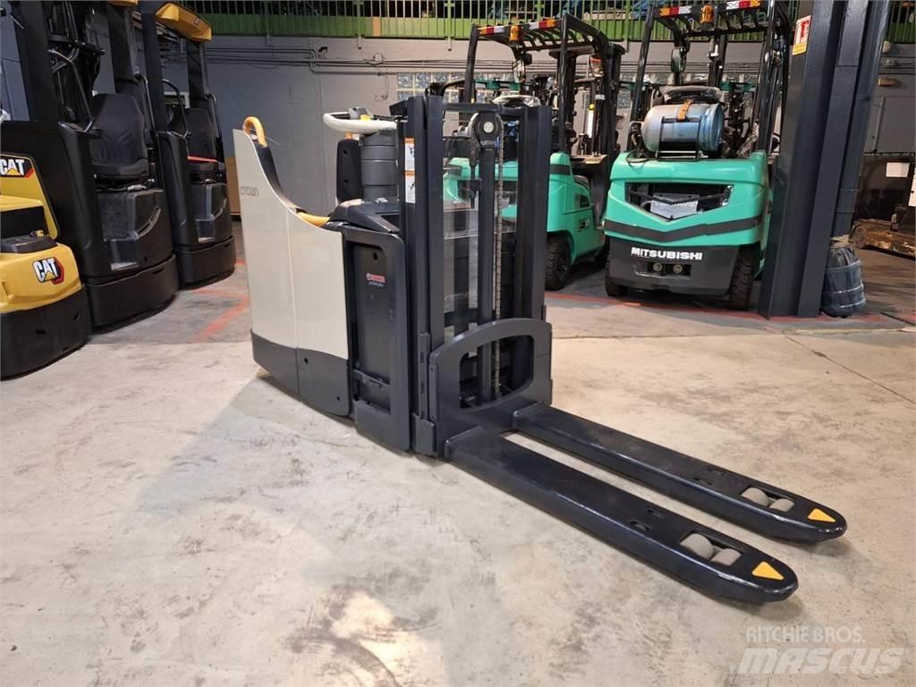 Crown DT3040 Staplare