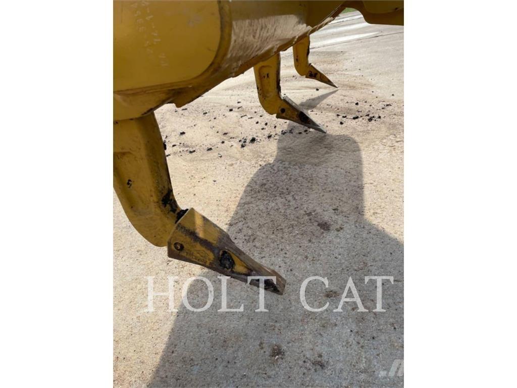 CAT 140 Väghyvlar