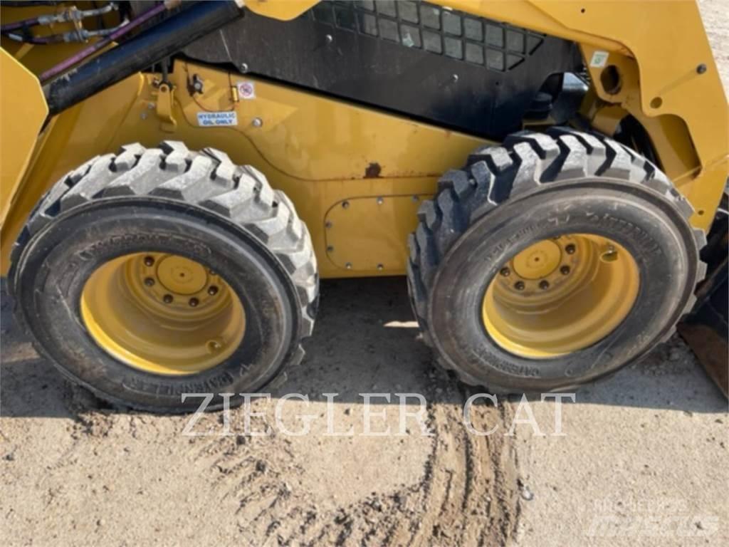 CAT 242D3 Kompaktlastare