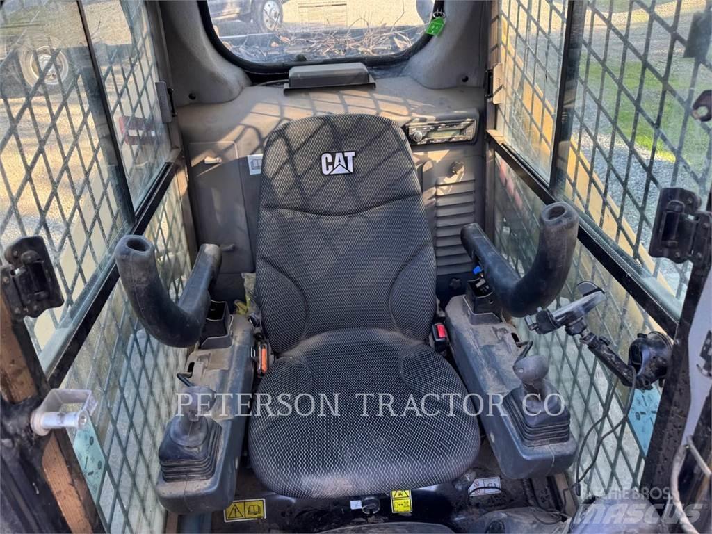 CAT 242D3 Kompaktlastare