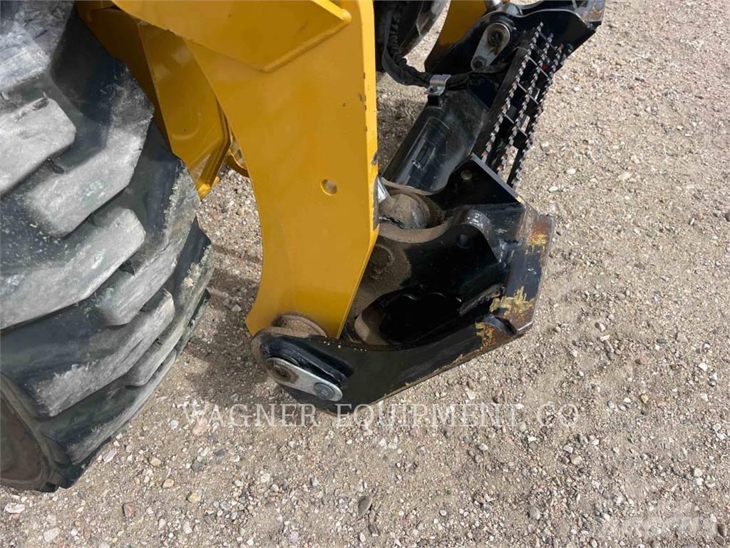 CAT 242D3 Kompaktlastare