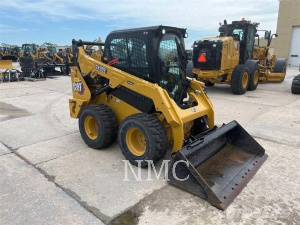 CAT 242D3 Kompaktlastare