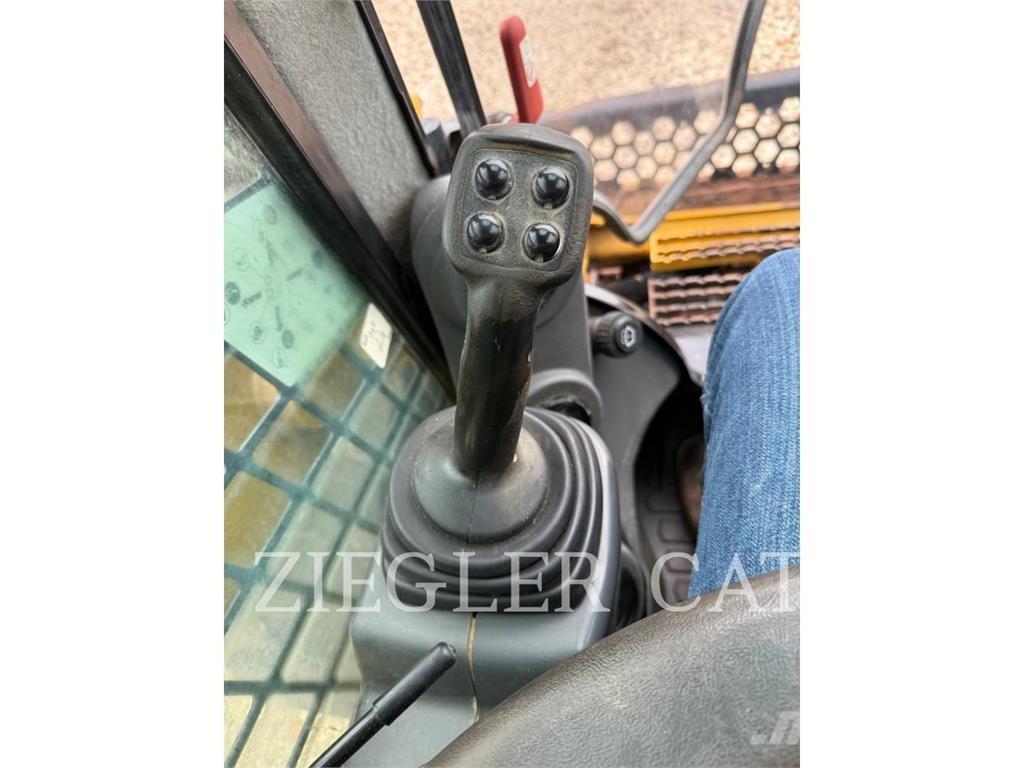 CAT 272D2 Kompaktlastare